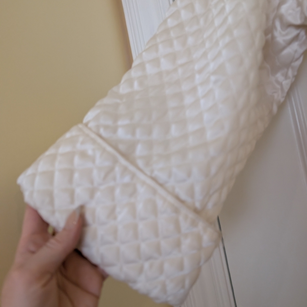 Elegant Cream Quilted Robe - Picture 2 of 10